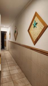 un couloir avec un tableau sur le mur dans l'établissement Hosteria mundo tablas, à Mar del Plata 1 autre photo