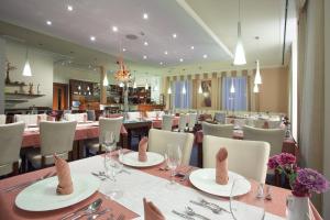 Reštaurácia alebo iné gastronomické zariadenie v ubytovaní Francis Palace