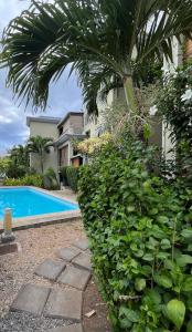 Bazén v ubytování West Riviera - Centrally located apartment close to the beach with breakfast nebo v jeho okolí
