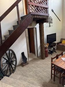 Uma TV ou centro de entretenimento em Pousada do Sossego
