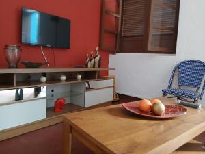 ein Raum mit einem Tisch, auf dem ein Obstteller steht in der Unterkunft Mille Nuits Appartement in Tarrafal