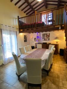 A seating area at GITE CLARIMOR