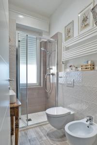 un bagno con doccia, WC e lavandino di Via Puccini 217 a Viareggio