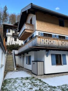 a house with a balcony on the side of it at bloom - See, Berge, Bach zentral modern 1-6 Pers in Tegernsee