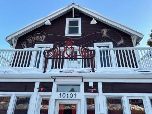 een huis met een bord erop bij West River House in Truckee