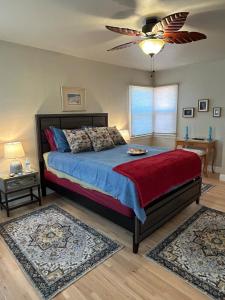 una camera da letto con un letto e un ventilatore a soffitto di UNIQUE SPANISH HACIENDA HOUSE with POOL VINTAGE 1948 EUROPEAN ANTIQUES ETHNIC ART a Bakersfield