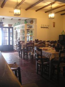 Ein Restaurant oder anderes Speiselokal in der Unterkunft Casa Rural y Restaurante Casa Adriano 