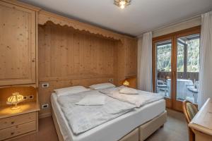 Ένα ή περισσότερα κρεβάτια σε δωμάτιο στο HOTEL GARNi NORMA