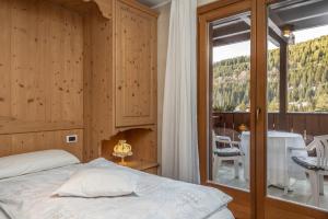 Ένα ή περισσότερα κρεβάτια σε δωμάτιο στο HOTEL GARNi NORMA