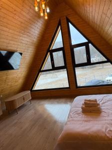 Postel nebo postele na pokoji v ubytování Cozy Aframe Valea Doftanei