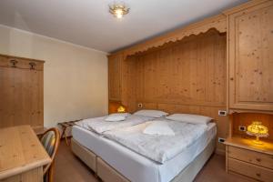 Ένα ή περισσότερα κρεβάτια σε δωμάτιο στο HOTEL GARNi NORMA