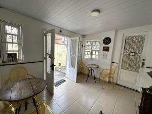 a room with a door and a table and chairs at Hostel Casinha Tropical in Rio de Janeiro