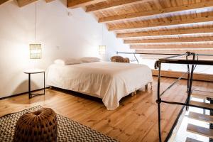 ein Schlafzimmer mit einem Bett und einer Holzdecke in der Unterkunft BnB Homes Modern Cozy Townhouse with 2 bedrooms and patio in the Old Town in Portimão