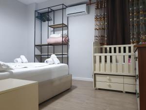 Postel nebo postele na pokoji v ubytování "Complex Delijorgji" Apartment
