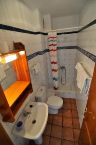 Kylpyhuone majoituspaikassa Apartamentos Atlantis