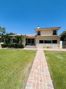 un sentiero di mattoni davanti a una casa di UNIQUE SPANISH HACIENDA HOUSE with POOL VINTAGE 1948 EUROPEAN ANTIQUES ETHNIC ART a Bakersfield Altre 195 foto