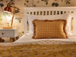 - une chambre avec un lit doté d'un oreiller et d'une table de chevet dans l'établissement Woodpecker Lodge - Brook Meadow - sleeps 4 plus 2 - no pets, à Market Harborough
