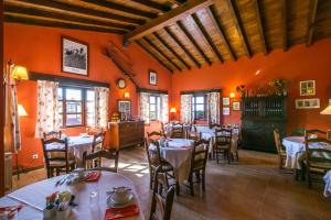 Posada Caborredondo في اورينيا: مطعم فيه طاولات وكراسي في الغرفة