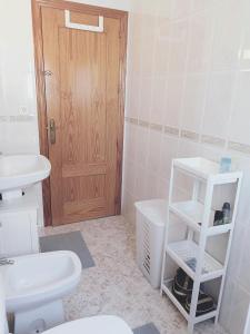 サン・ペドロ・デル・ピナタルにあるVILLA FLAMINGO San Pedro del Pinatar Beach Houseのバスルーム(トイレ、洗面台、ドア付) +45枚の写真