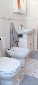 サン・ペドロ・デル・ピナタルにあるVILLA FLAMINGO San Pedro del Pinatar Beach Houseのトイレと洗面台を備えた白いバスルーム