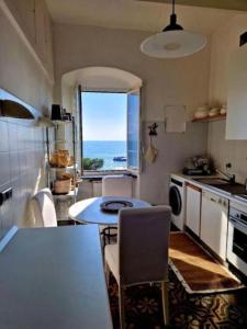 Kuchyň nebo kuchyňský kout v ubytování [Vista Mare] La Finestra sul Mare