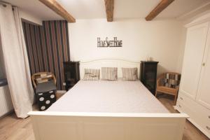 een slaapkamer met een groot wit bed in een kamer bij Ferienhaus Weideblick in Hymendorf