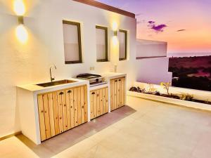 Kuchyň nebo kuchyňský kout v ubytování ANESSIS Villas and Suites