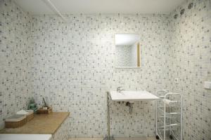 un bagno con lavandino e specchio di Apartamento Riu Fluvià Girona a Girona