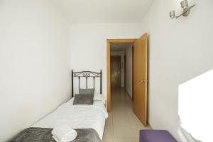 una piccola camera con due letti e un corridoio di Apartamento Riu Fluvià Girona a Girona Altre 8 foto