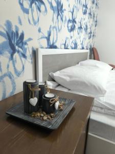 una bandeja con dos velas en una mesa junto a la cama en Snowflake in Royal Park, Shuttle, SPA, en Bansko 34 fotos más