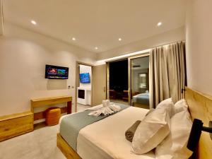 TV a/nebo společenská místnost v ubytování ANESSIS Villas and Suites