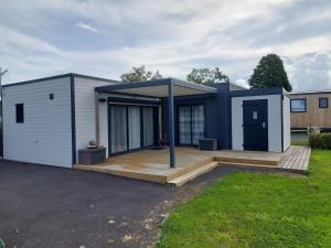 a small house with a porch at chalet de 1 a 7 personnes in Hermanville-sur-Mer