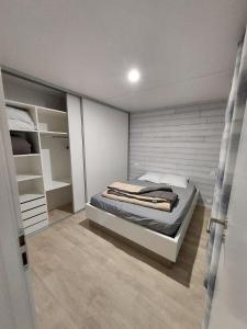 a bedroom with a bed in a room at chalet de 1 a 7 personnes in Hermanville-sur-Mer
