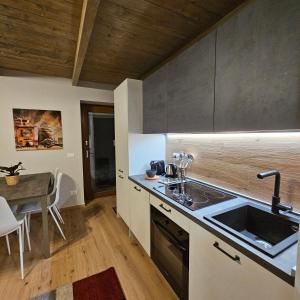 Kuchyňa alebo kuchynka v ubytovaní Moda Apartments Serenella