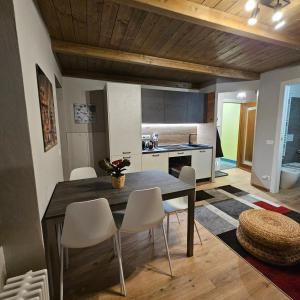 Kuchyňa alebo kuchynka v ubytovaní Moda Apartments Serenella