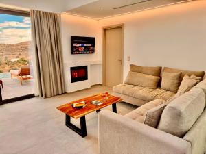 Posezení v ubytování ANESSIS Villas and Suites