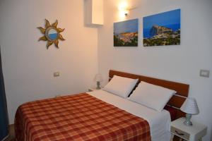 Un dormitorio con una cama y un reloj en la pared. en Casa Ischia, en Perugia