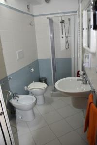 Un baño con inodoro, lavabo y ducha. en Casa Ischia, en Perugia
