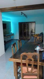 un tavolo da pranzo e sedie in camera di Morada do Altíssimo I a Uruguaiana Altre 2 foto