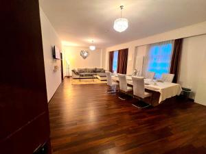 a living room with a table and chairs and a couch at Großes, vollausgestattes Apartment für 5 Personen mit WLAN, vollausgestatteter Küche, Waschmaschine und Trockner in Crimmitschau