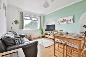 Μια τηλεόραση ή/και κέντρο ψυχαγωγίας στο Modern 4 Bed Contractor Stay in Swansea TV in Every Room and Parking