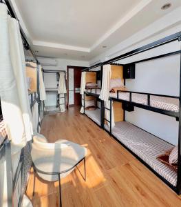 Postel nebo postele na pokoji v ubytování Station View Hostel - LushStay Hanoi
