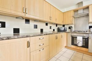 Η κουζίνα ή μικρή κουζίνα στο Modern 4 Bed Contractor Stay in Swansea TV in Every Room and Parking