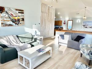 Ruang duduk di Updated Listing! 4 min to Beach, Pool, Spa, Games