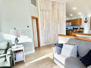 Dapur atau dapur kecil di Updated Listing! 4 min to Beach, Pool, Spa, Games