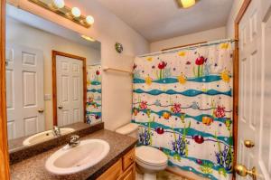 Bilik mandi di Updated Listing! 4 min to Beach, Pool, Spa, Games