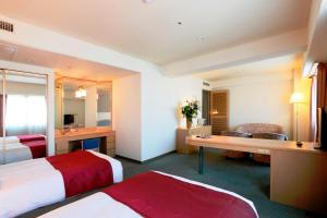 Un pat sau paturi într-o cameră la Nest Hotel Matsuyama
