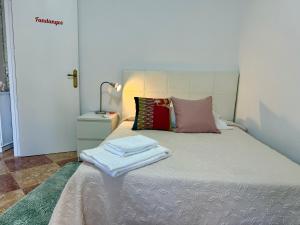 Cañada del RabadánにあるLa Casa del Flamencoのタオルが敷かれたベッドのある寝室 +79枚の写真