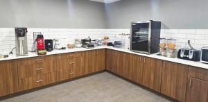 Kuchyň nebo kuchyňský kout v ubytování Microtel Inn & Suites by Wyndham Tulsa - Catoosa Route 66