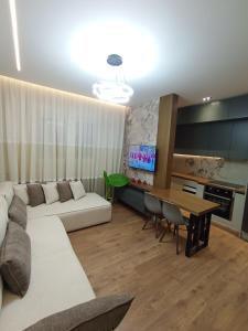 una sala de estar con un sofá y una mesa en Ea's Luxury Apartments Korca, en Korçë
